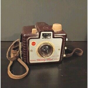 VINTAGE BROWNIE HOLIDAY FLASH CAMERA BROWN MINI CAMERA W/ STRAP UNTESTED